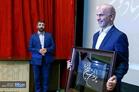 محبوب سیاستمداران نشد، چون ساده‌انگار و توجیه‌گر نبود