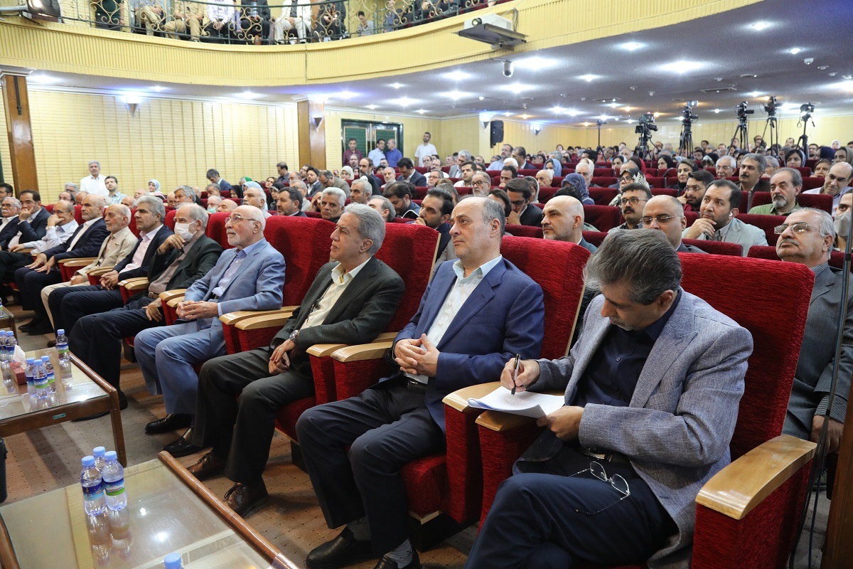 محبوب سیاستمداران نشد، چون ساده‌انگار و توجیه‌گر نبود