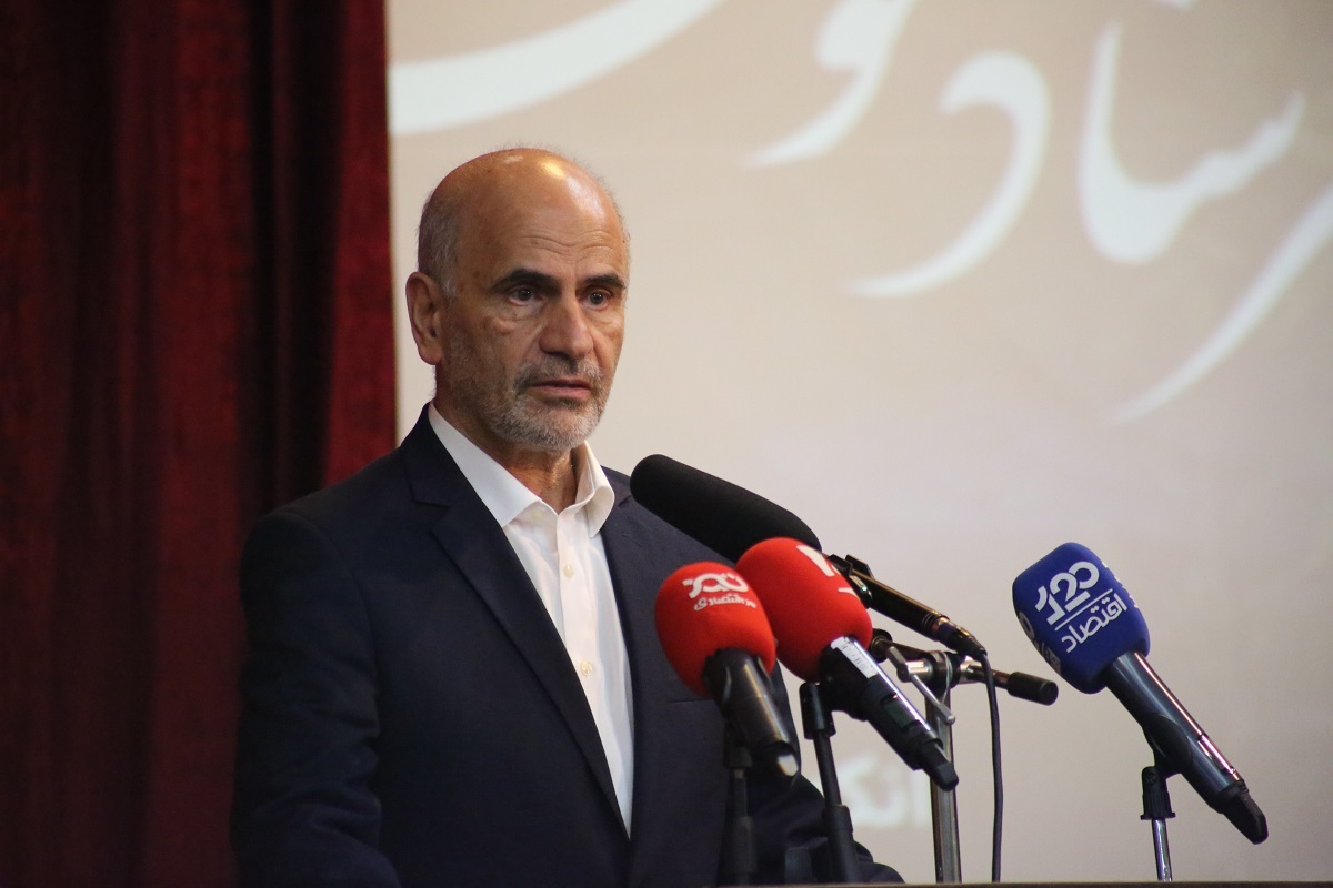 محبوب سیاستمداران نشد، چون ساده‌انگار و توجیه‌گر نبود
