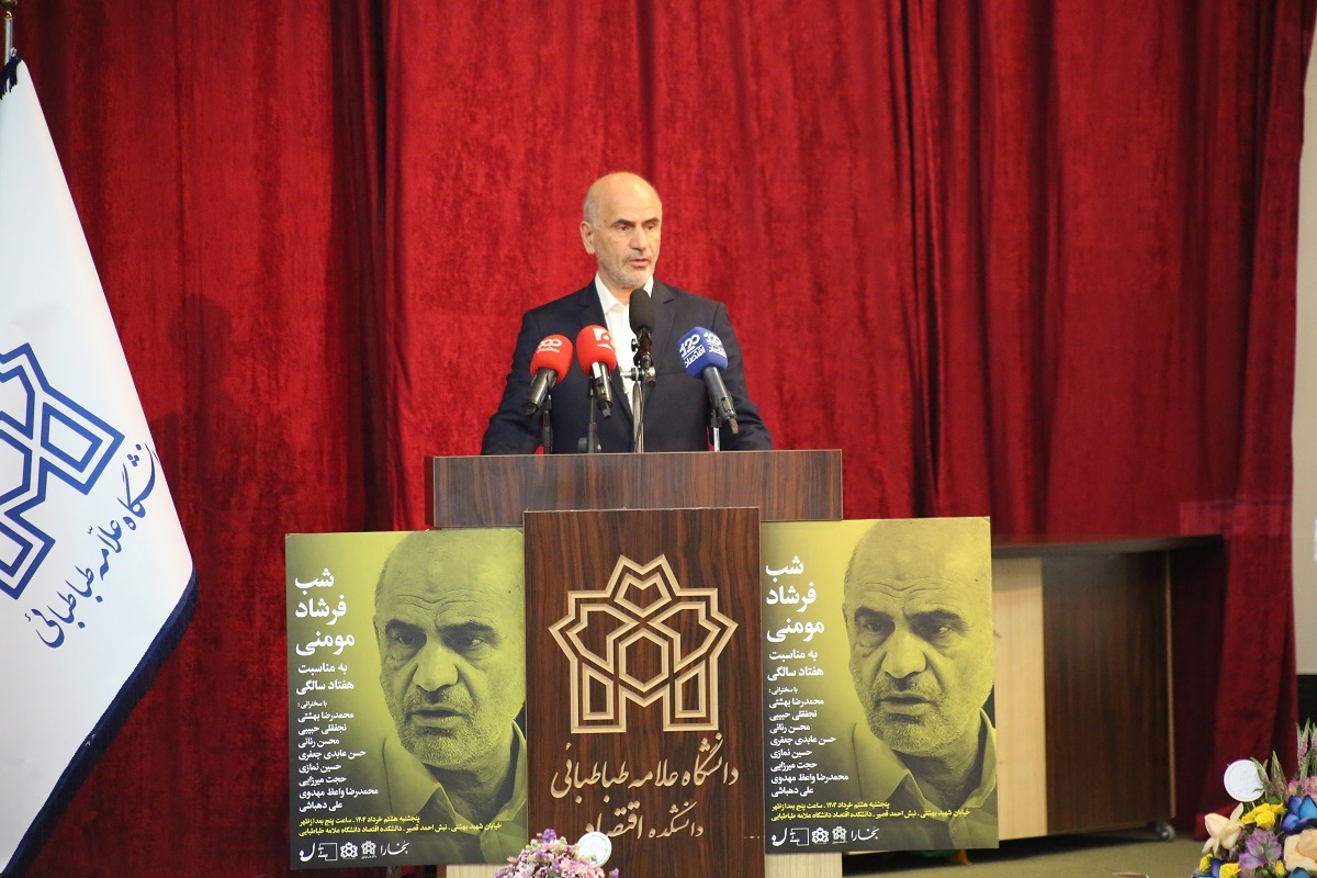 محبوب سیاستمداران نشد، چون ساده‌انگار و توجیه‌گر نبود