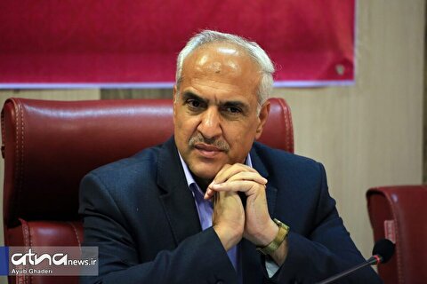 یکی از مهم‌ترین چالش‌های زبان فارسی، تأثیرات منفی امپریالیسم فرهنگی و رسانه‌های جهانی است