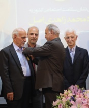 اهدای چهاردهمین نشان سلامت اجتماعی به استاد پیشکسوت دانشگاه علامه طباطبائی