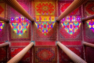 در شهرسازی سنتی عالم آئینه حق است و همه عناصر تمدنی به گرد او می گردند / معماری مدرن تجلی سایه سنگین سنگ های برهنه بر روح آدمی است