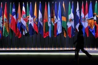 تلاش برای دوری از تبعات رقابت قدرتهای بزرگ