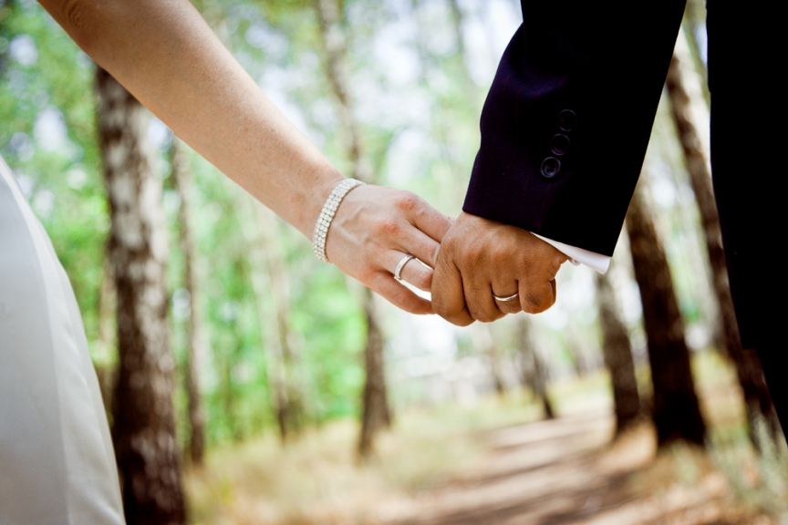 wedding-couple-holding-hands arusi aroosi