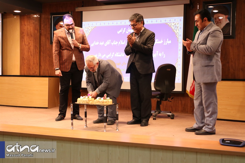 بریدن کیک 39 سالگی انقلاب به دست همرزم شهید نواب‌صفوی در دانشگاه علامه