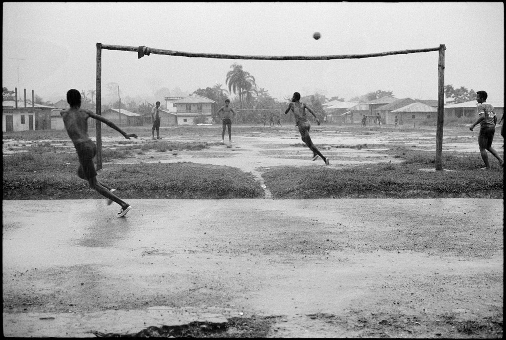 جوانان کلمبیایی در زمین خیس فوتبال بازی می‌کنند. سال 1976.