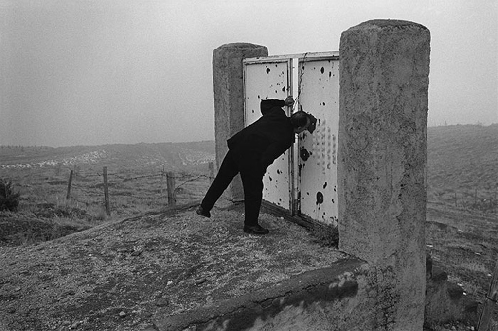 ▫️عباس کیارستمی، کارگردان ایرانی در تپه‌های اطراف تهران، که محل ساخت فیلم «طعم گیلاس» او است- ۱۳۷۶.
